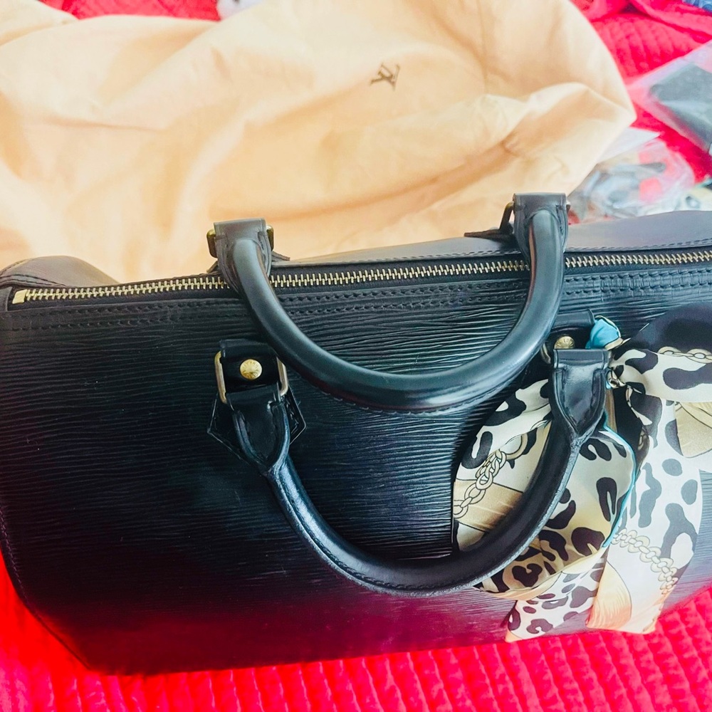 Authentic Louis Vuitton Epi Speedy 35